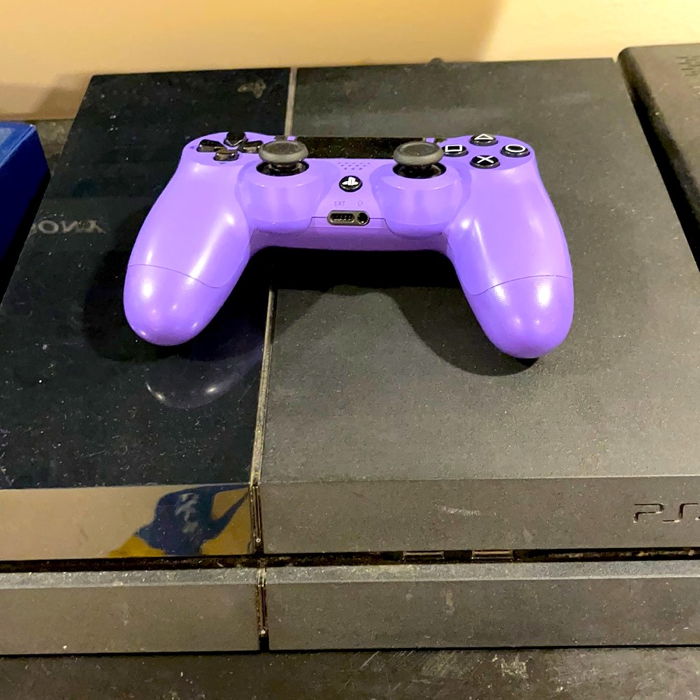 PLAYSTATION 4 With Controller